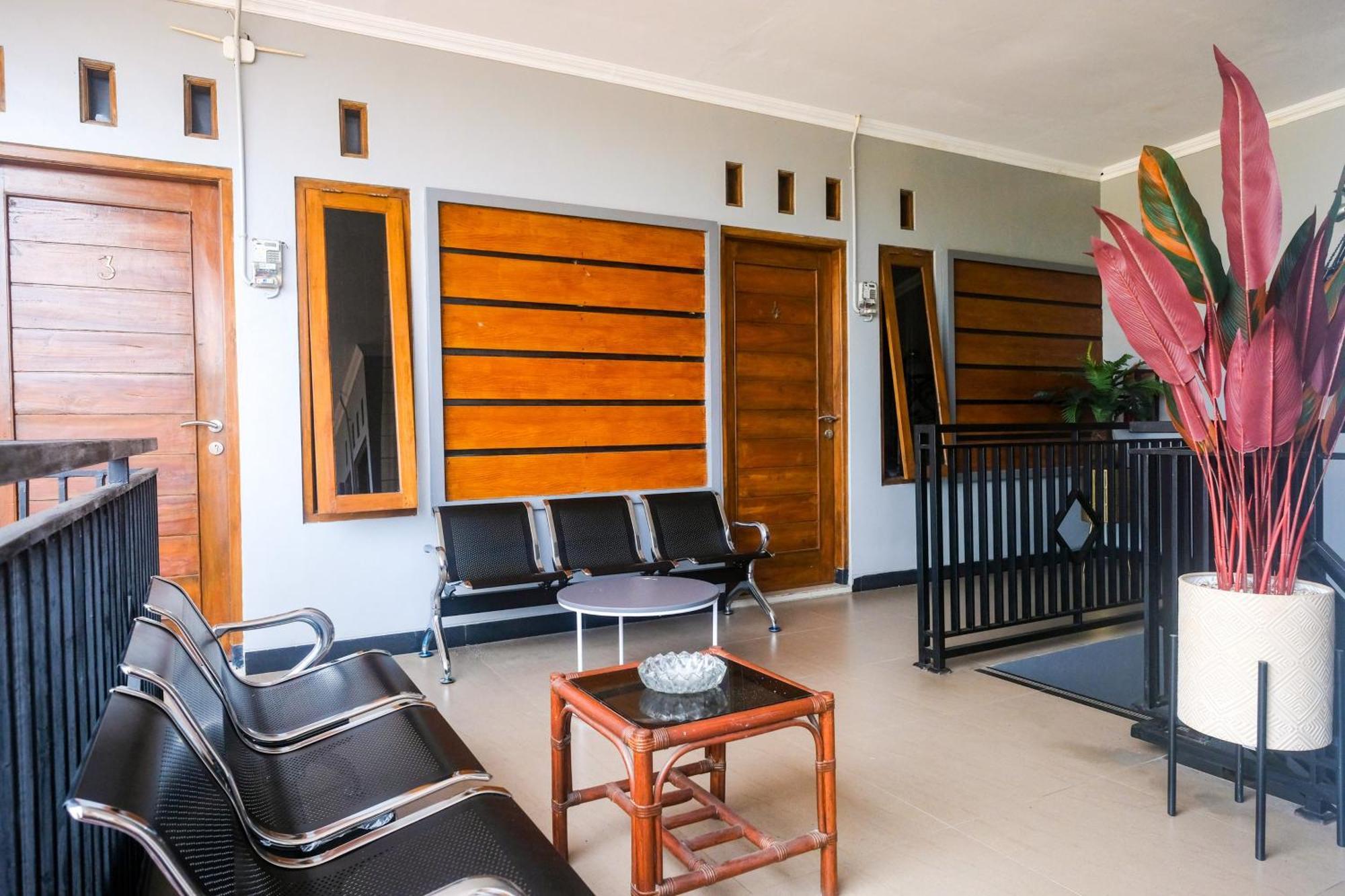 Al Abror Homestay Mandala Krida Mitra Reddoorz Джокьякарта Экстерьер фото