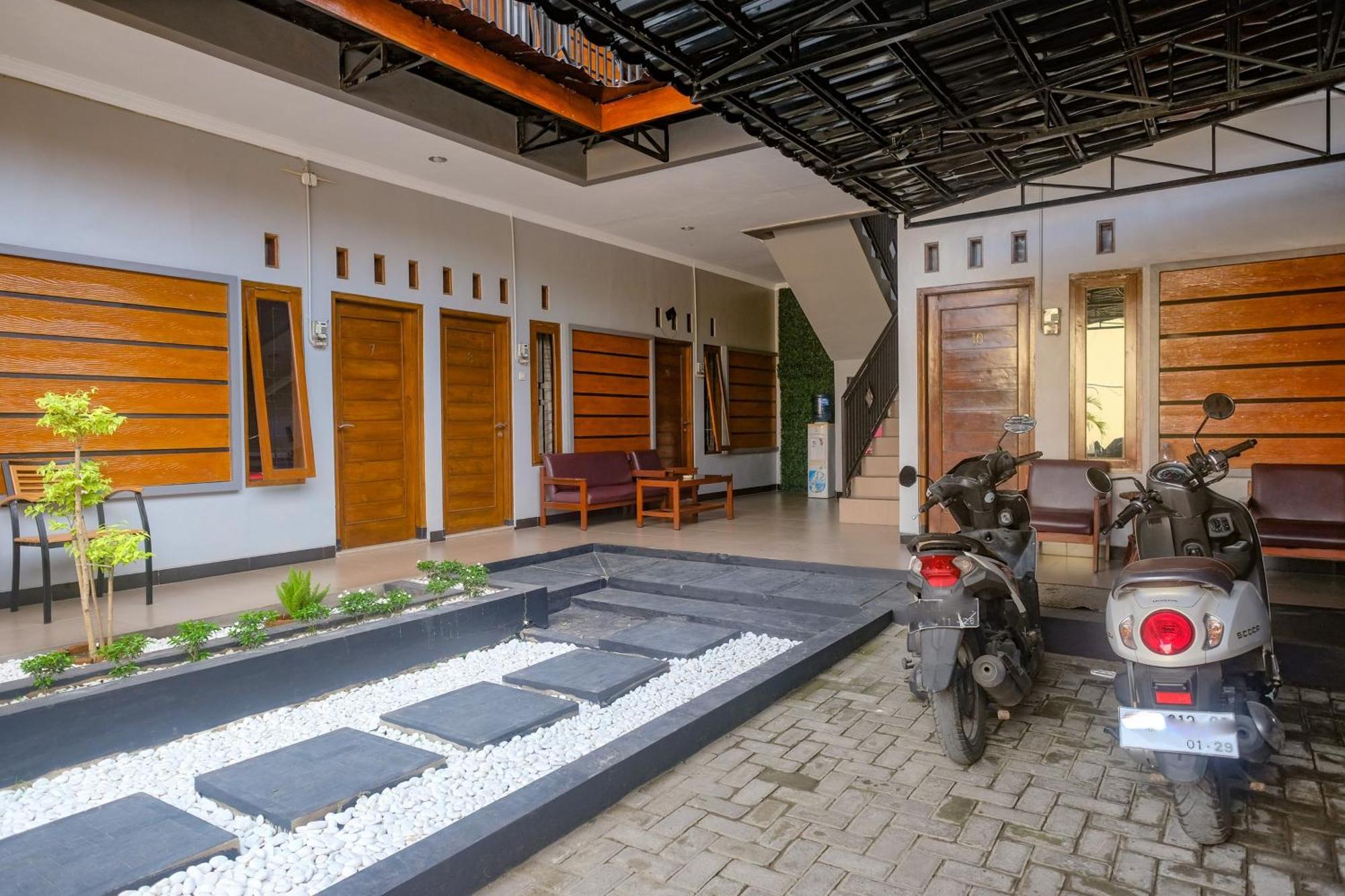 Al Abror Homestay Mandala Krida Mitra Reddoorz Джокьякарта Экстерьер фото
