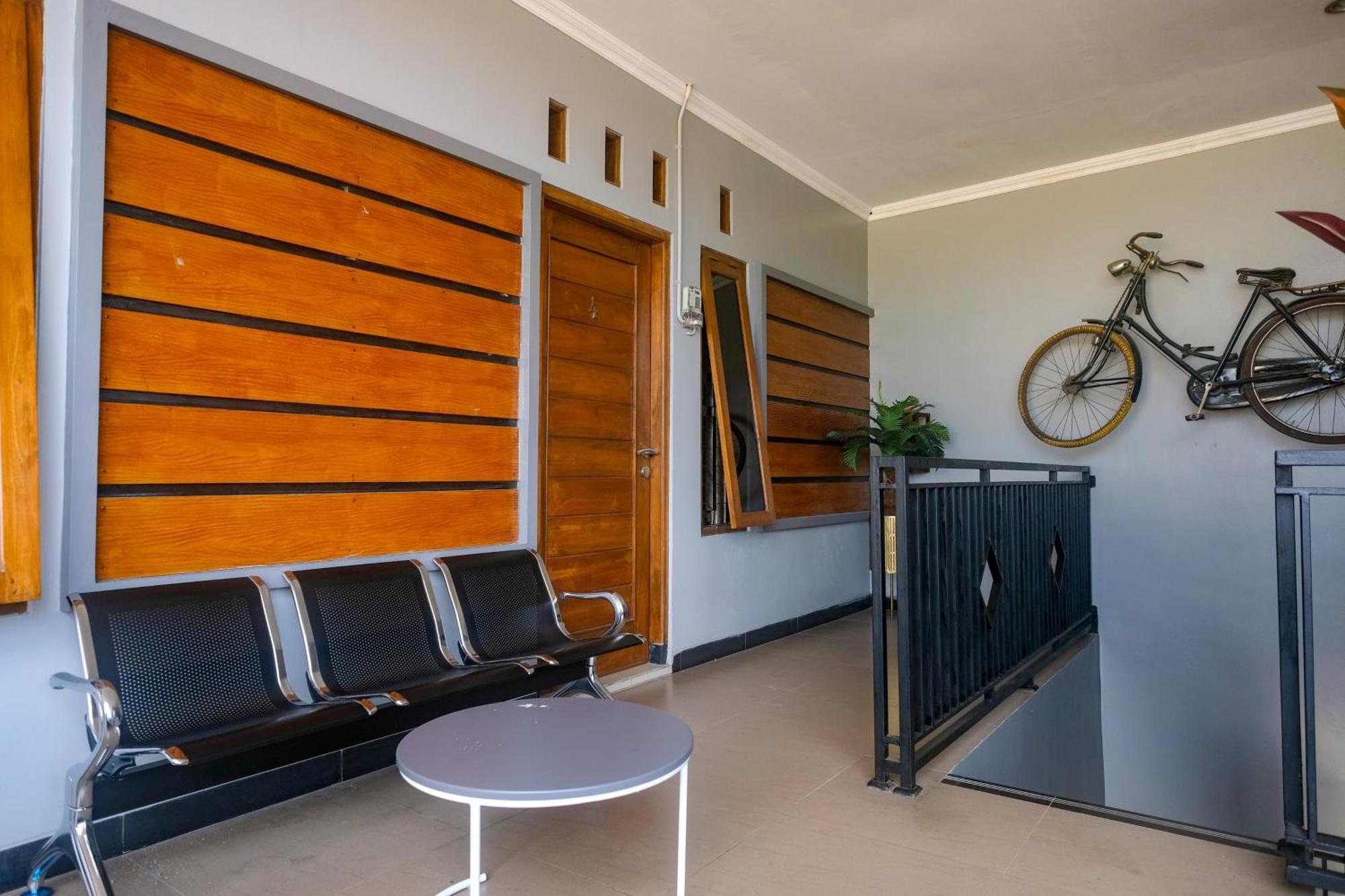 Al Abror Homestay Mandala Krida Mitra Reddoorz Джокьякарта Экстерьер фото